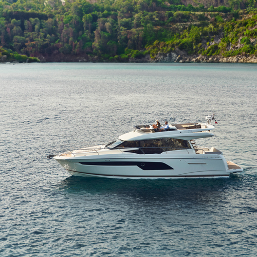 Prestige 520 F-Line Yacht auf dem Wasser