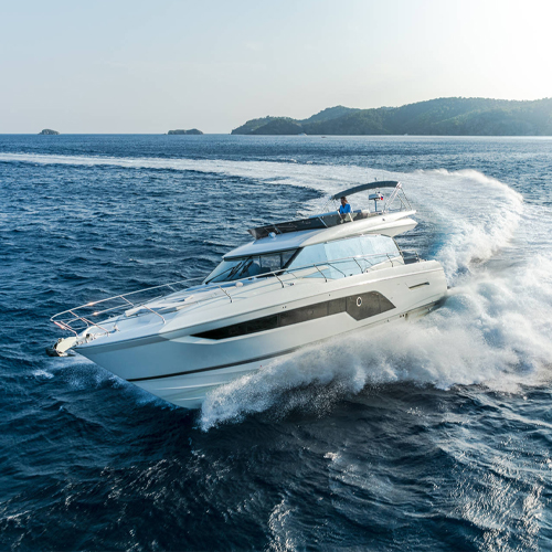 Prestige 590 F-Line Yacht auf dem Wasser