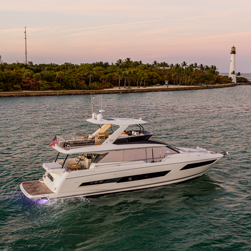 Prestige 690 F-Line Yacht auf dem Wasser