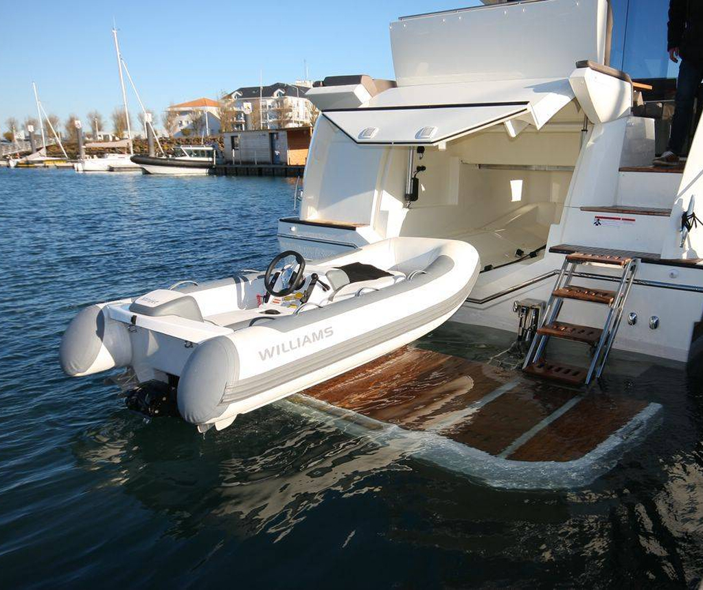 Schlauchboot hinter einer Prestige Yacht auf dem Wasser