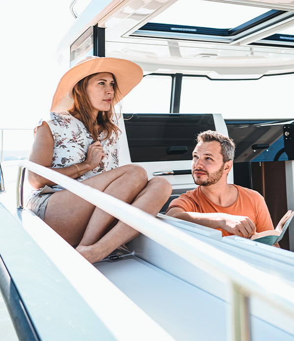 Sonnige Aussichten genießen auf der Yacht.