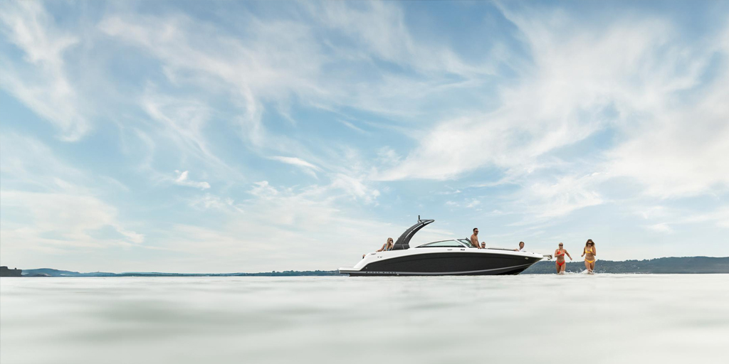 Four Winns Motorboot auf dem Wasser am Stand